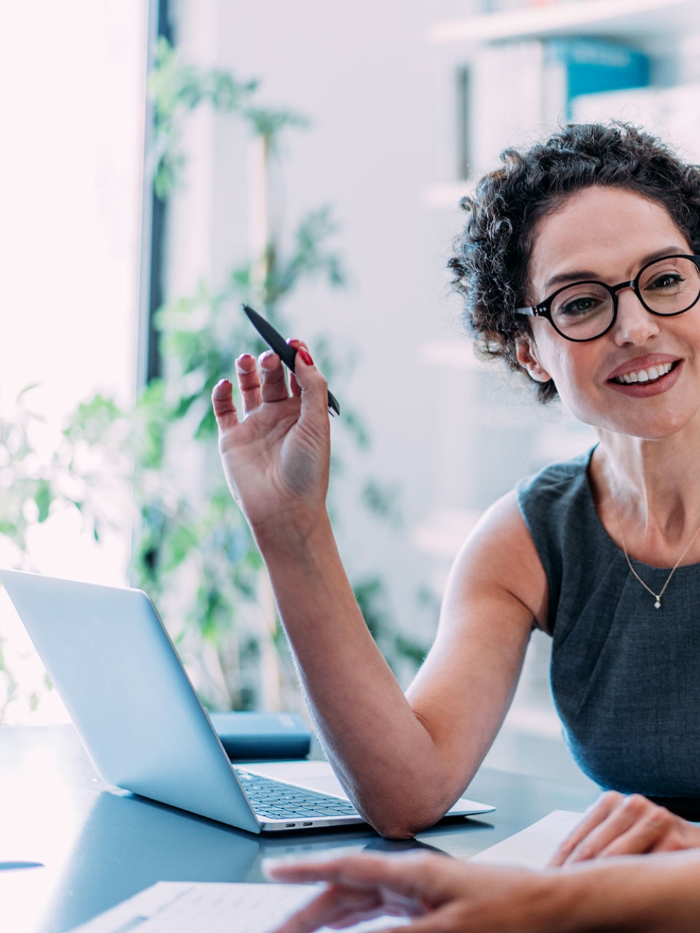 Une femme conseille une entrepreneure dans sa stratégie d'affaires