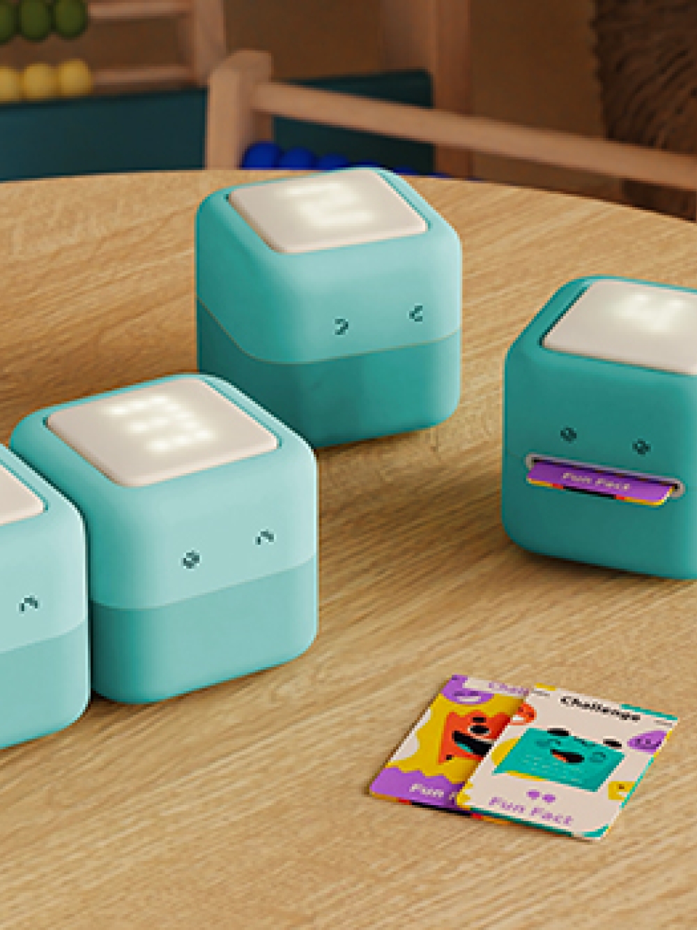 Petits cubes de jeu PLAYCubes disposés sur une table, accompagnés de cartes colorées et d’un étui de rangement à l’arrière.