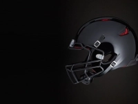 Casque de football noir avec des accents rouges.
