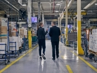 Une conseillère et un PDG sur le plancher d'une usine