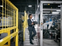 Une conseillère en innovation prend des notes dans une usine